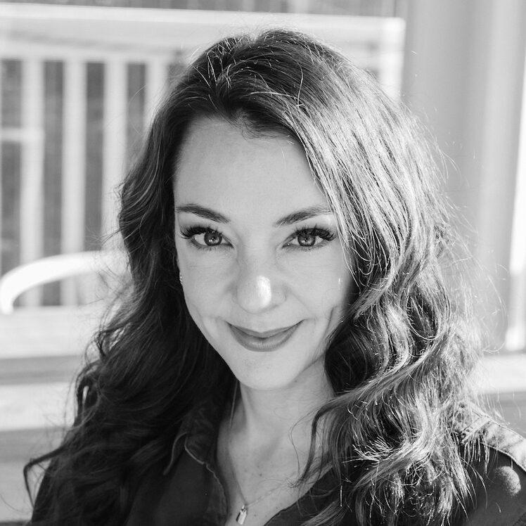 Headshot Amy Azzarito