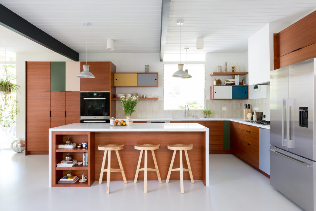 Color-Blocked Cabinets Revive This California Home’s Mid-Century Roots