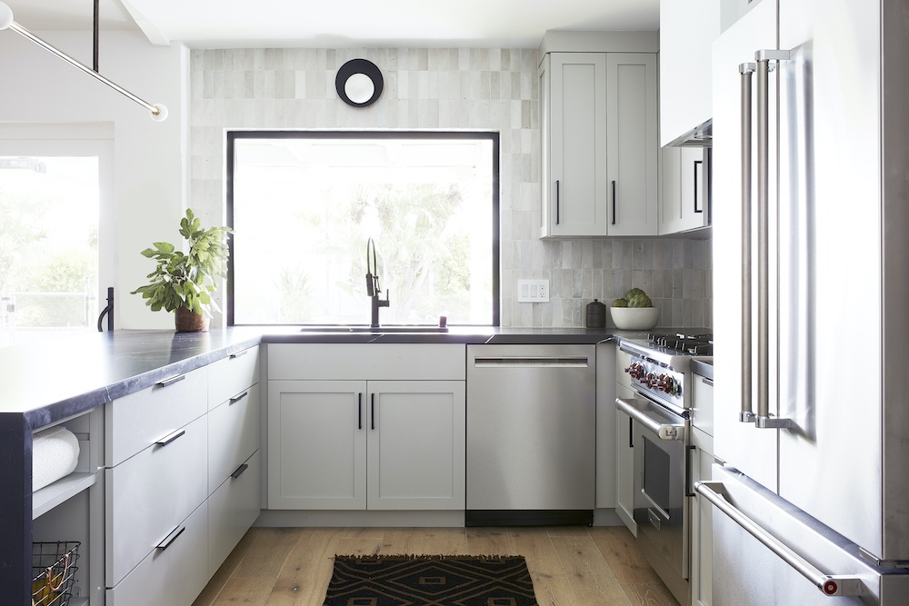 Kitchen peninsula with built-in paper towel holder
