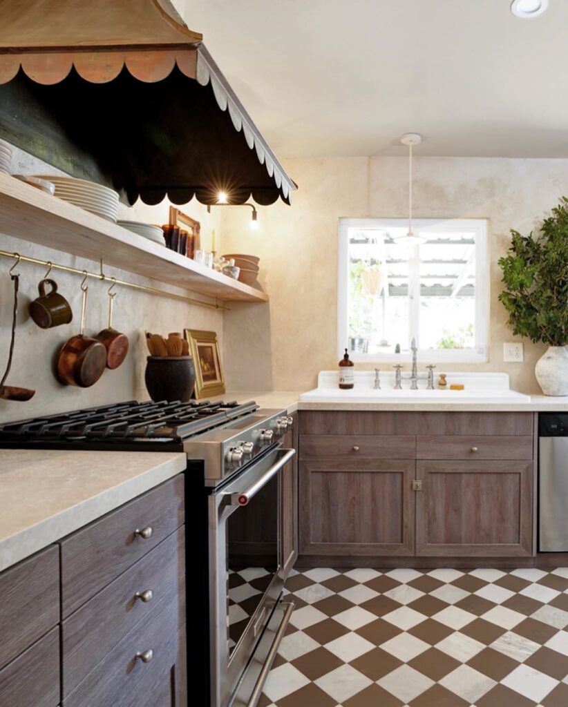 Floating shelf below range hood