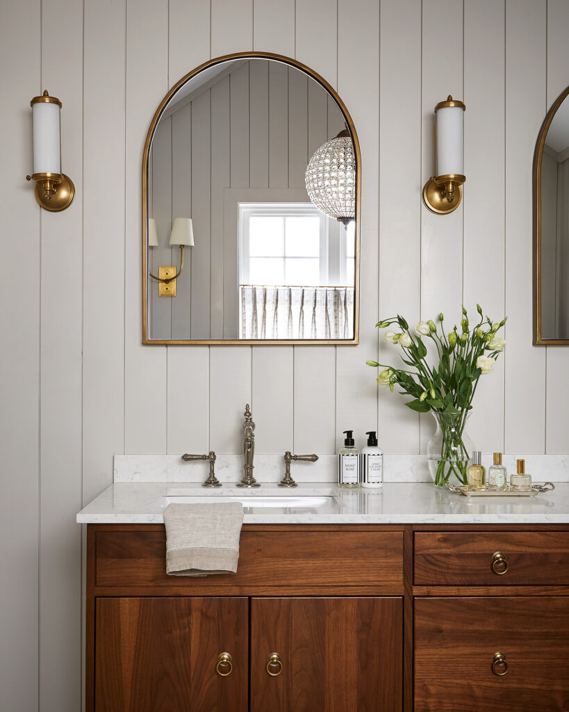 Colonial house bathroom