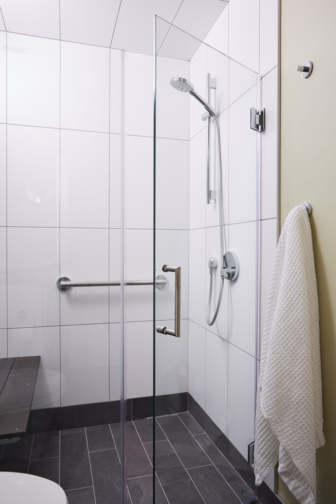 Accessible bathroom with bench and bar