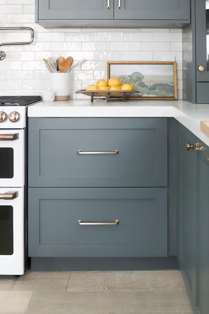 Kitchen corner view with oven