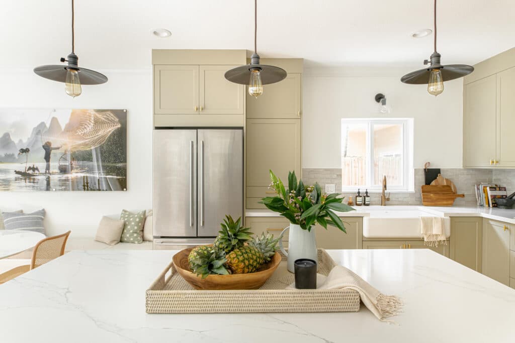 Kitchen island with large fruit bowl on top