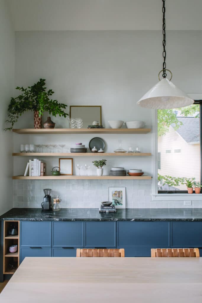 Built-In Dining and Plenty of Storage Make This Kitchen an Entertainer’s Paradise