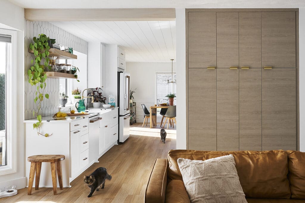 An 80s Kitchen Gets a Two-Tone Update With BOXI